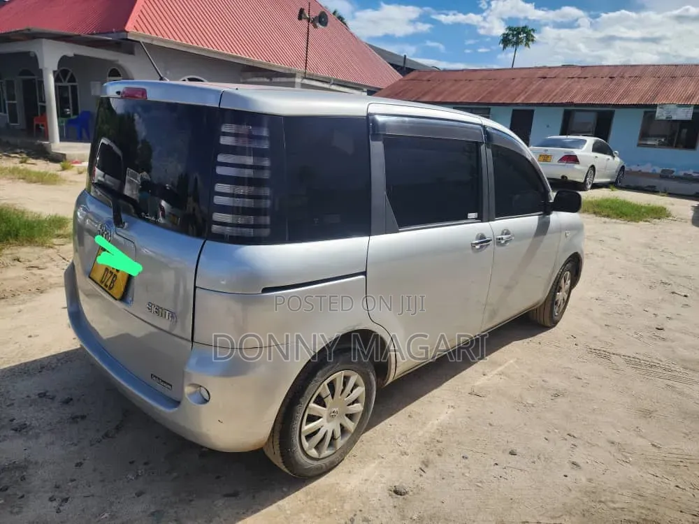 Toyota Sienta 2005 Silver