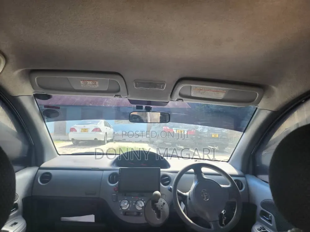 Toyota Sienta 2005 Silver