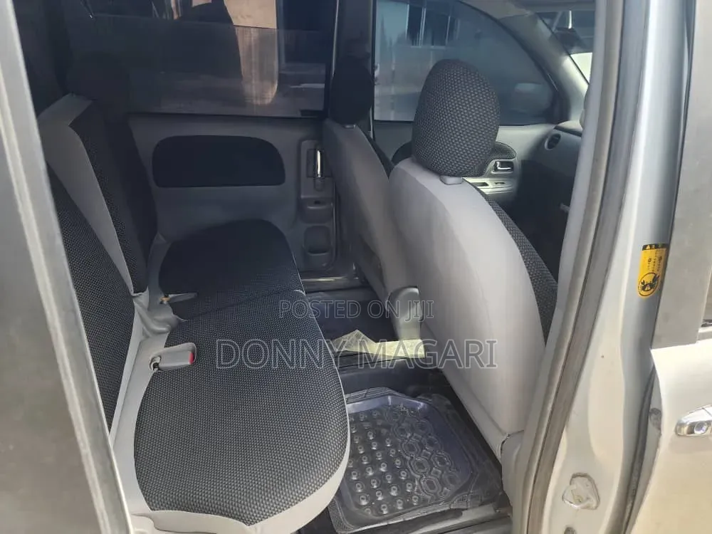 Toyota Sienta 2005 Silver
