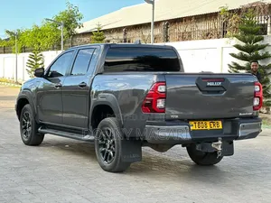 Toyota Hilux 2023 Gray