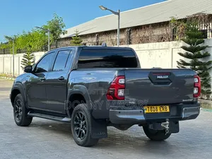 Toyota Hilux 2023 Gray