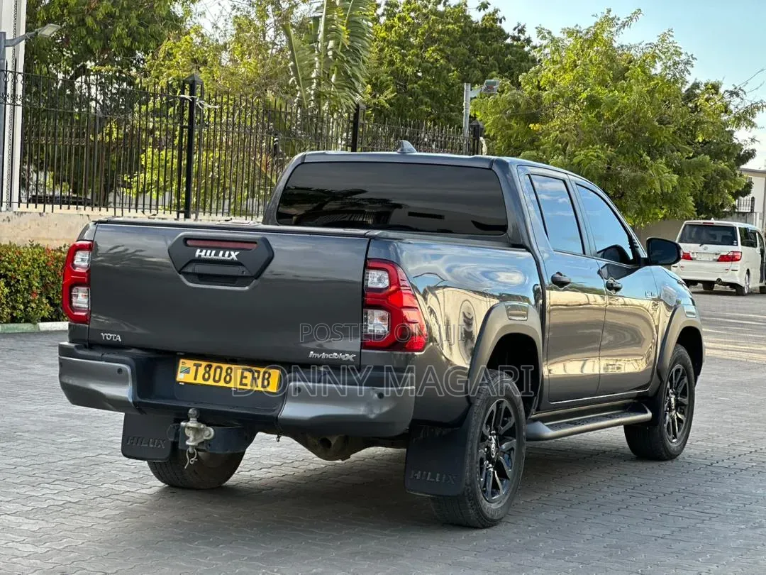 Toyota Hilux 2023 Gray