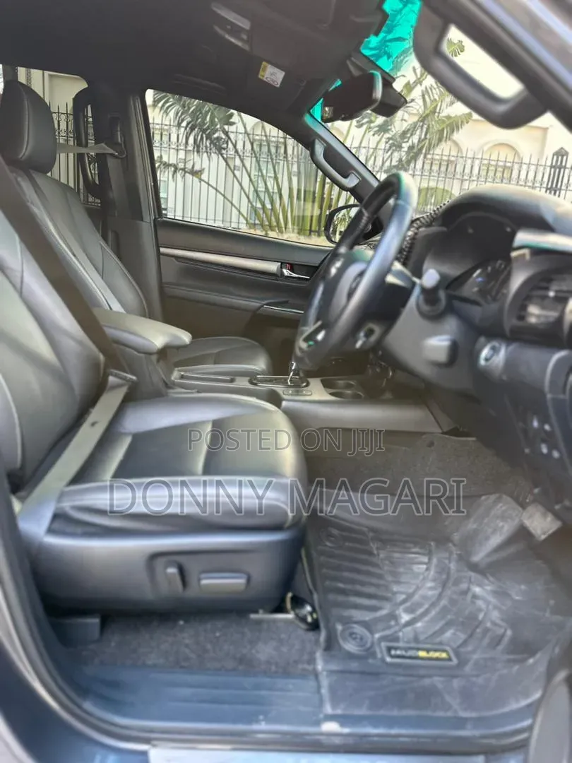 Toyota Hilux 2023 Gray
