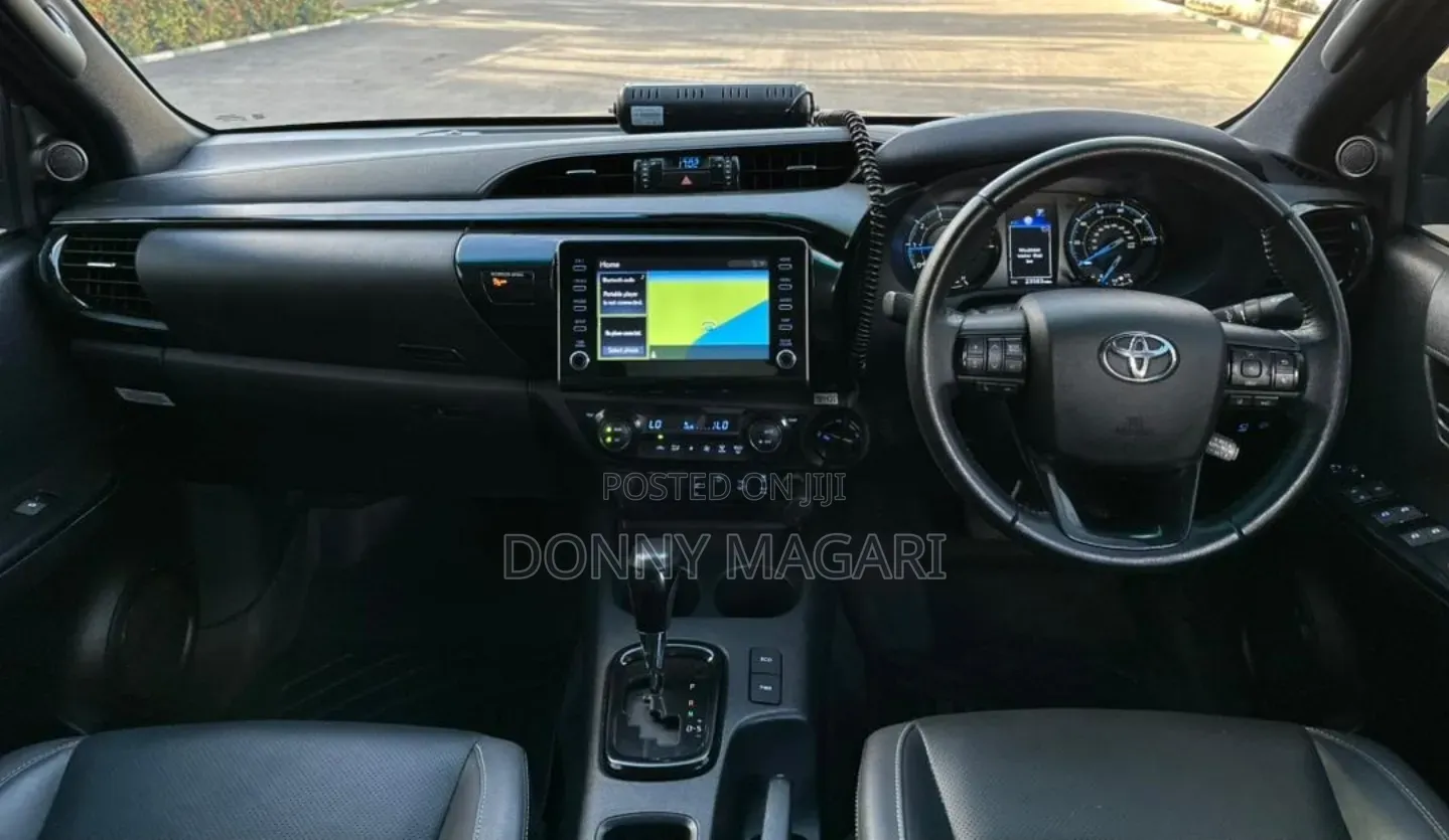 Toyota Hilux 2023 Gray