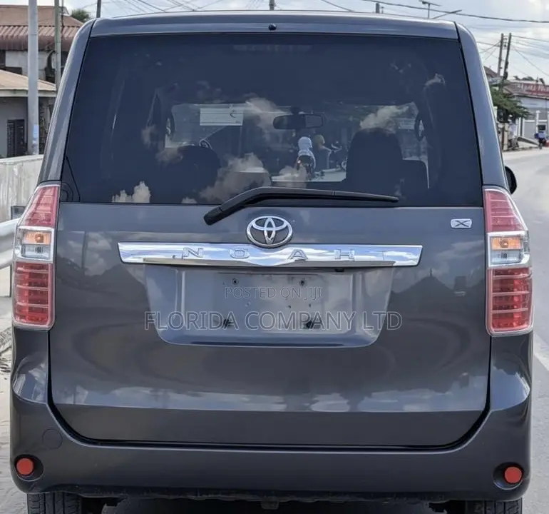 Toyota Noah 2008 Gray