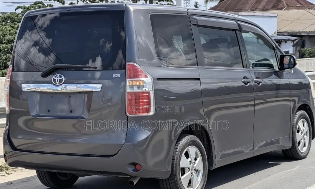 Toyota Noah 2008 Gray