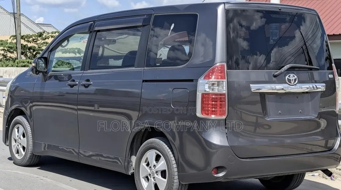 Toyota Noah 2008 Gray