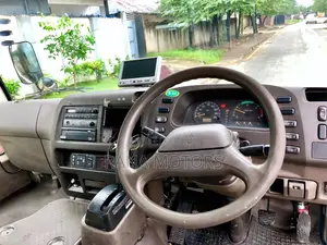 Mitsubishi Fuso Rosa 2001 White