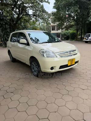 Toyota Raum 2004 Yellow