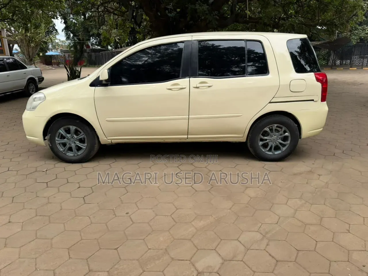 Toyota Raum 2004 Yellow