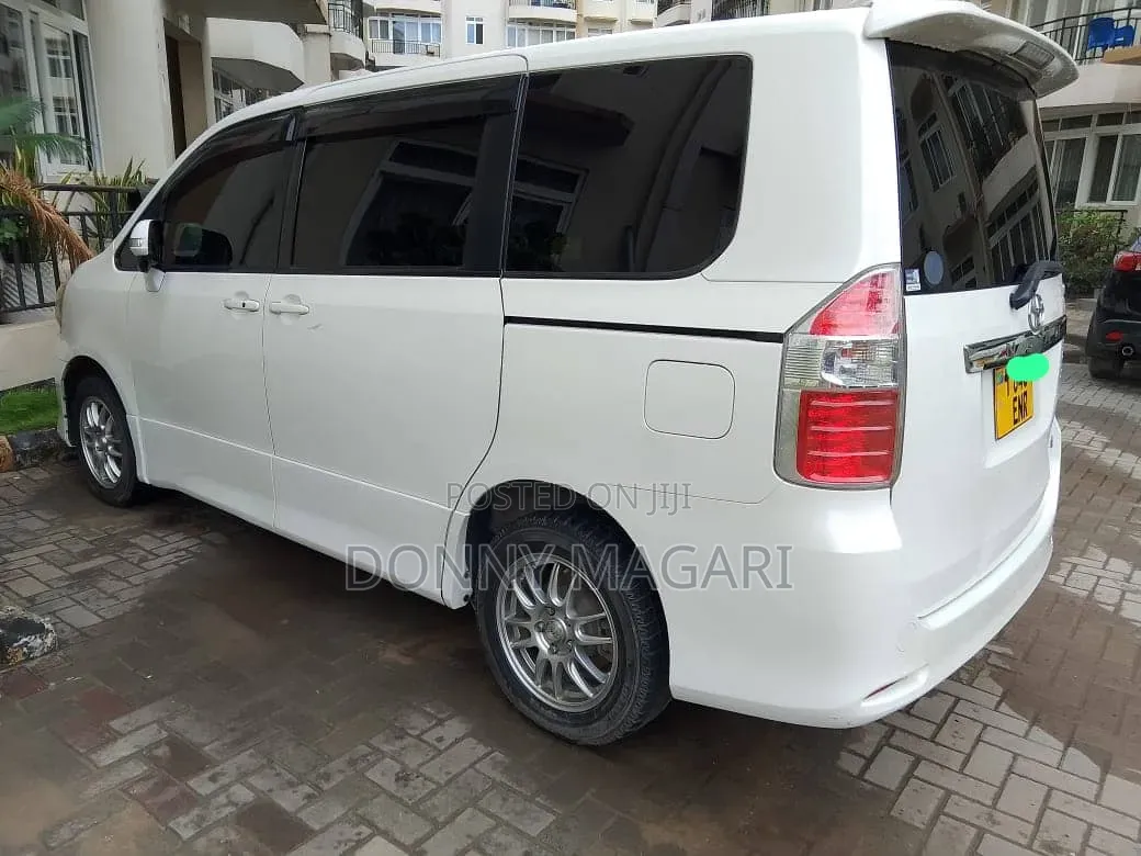Toyota Noah 2009 White