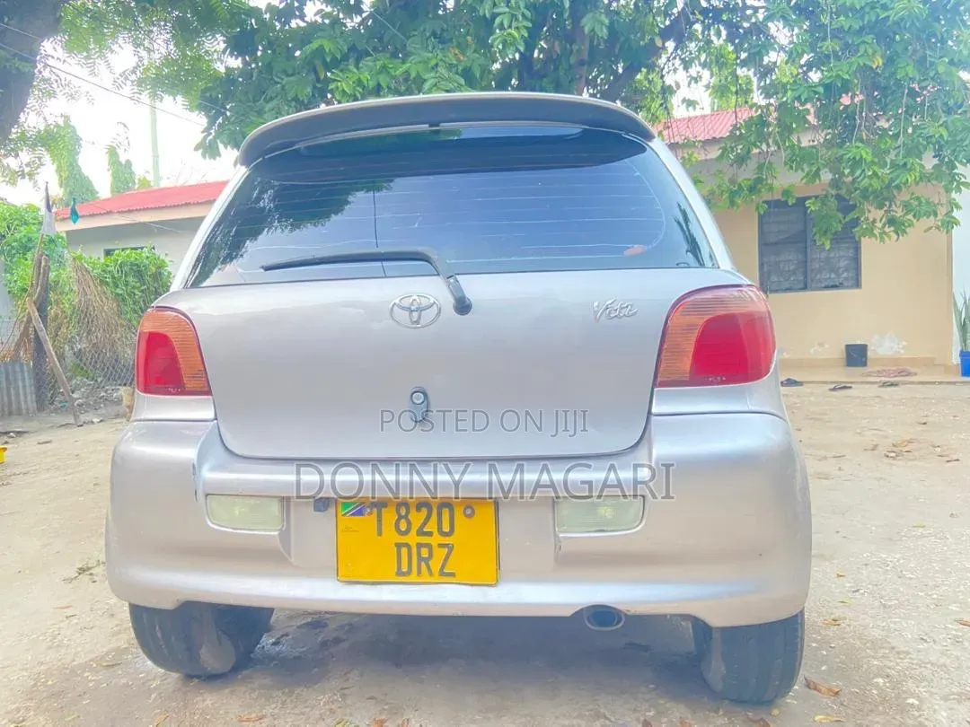 Toyota Vitz 2005 Silver