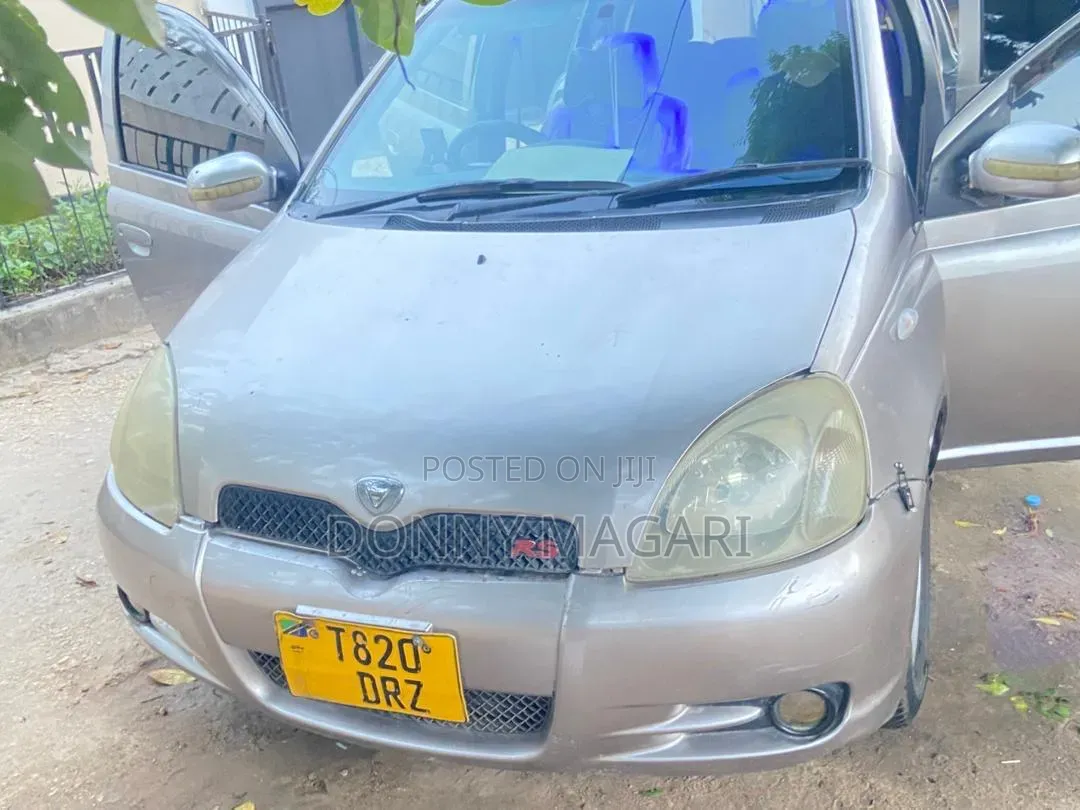 Toyota Vitz 2005 Silver