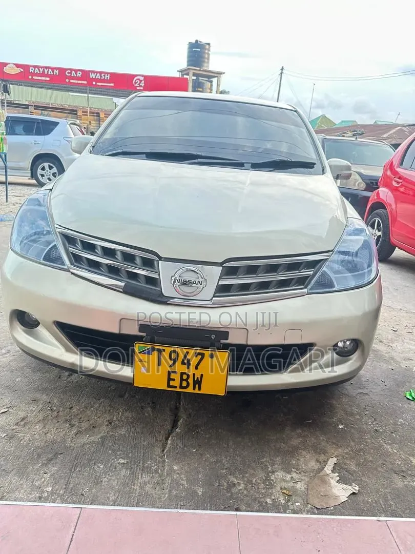 Nissan Tiida 2010 Gold