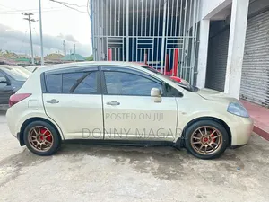 Nissan Tiida 2010 Gold