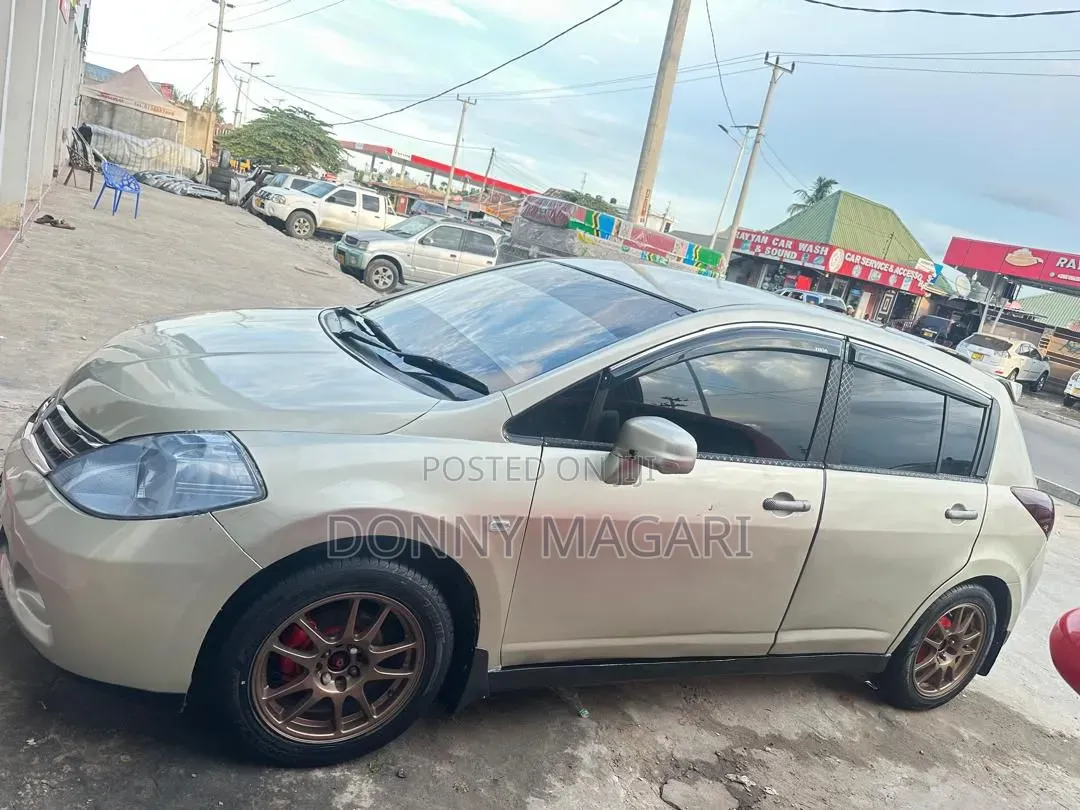 Nissan Tiida 2010 Gold