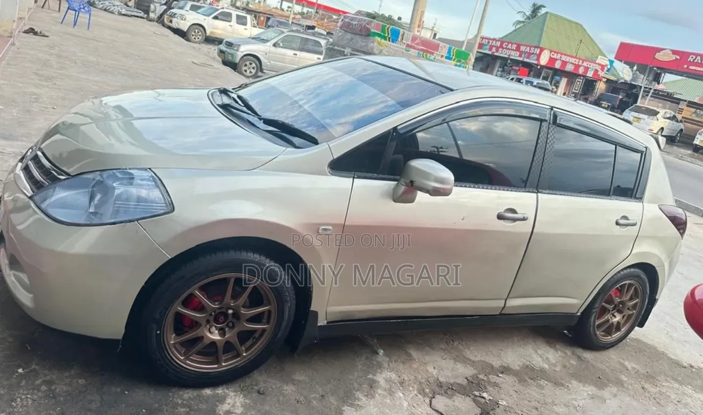 Nissan Tiida 2010 Gold