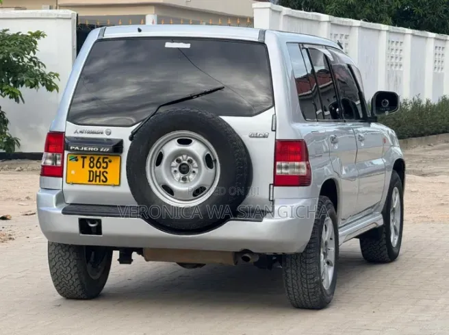 Mitsubishi Pajero 2001 Silver