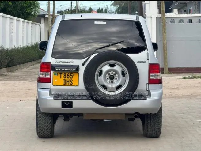 Mitsubishi Pajero 2001 Silver