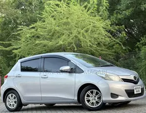Toyota Vitz 2012 Silver