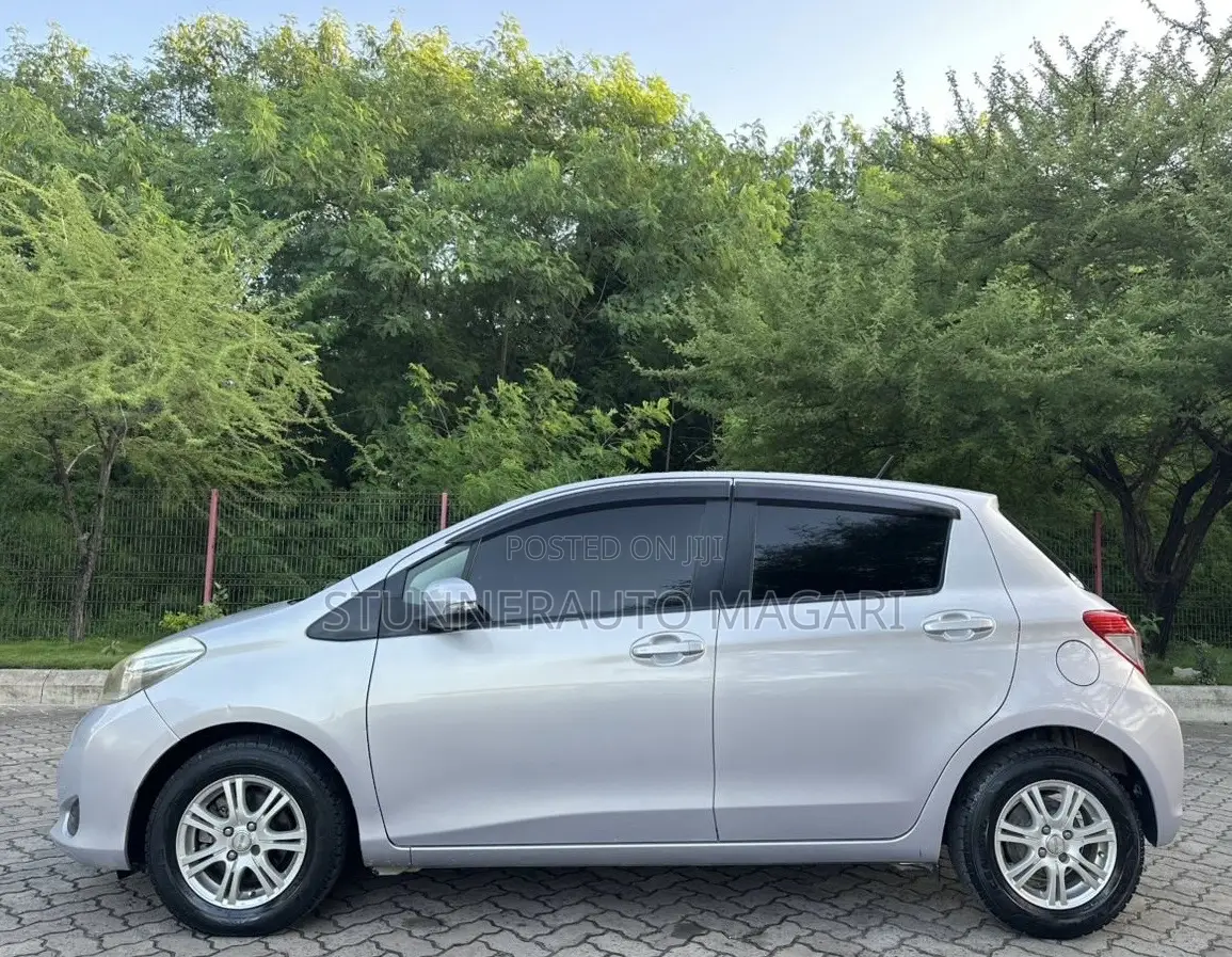 Toyota Vitz 2012 Silver