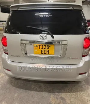 Toyota Corolla Rumion 2010 Silver