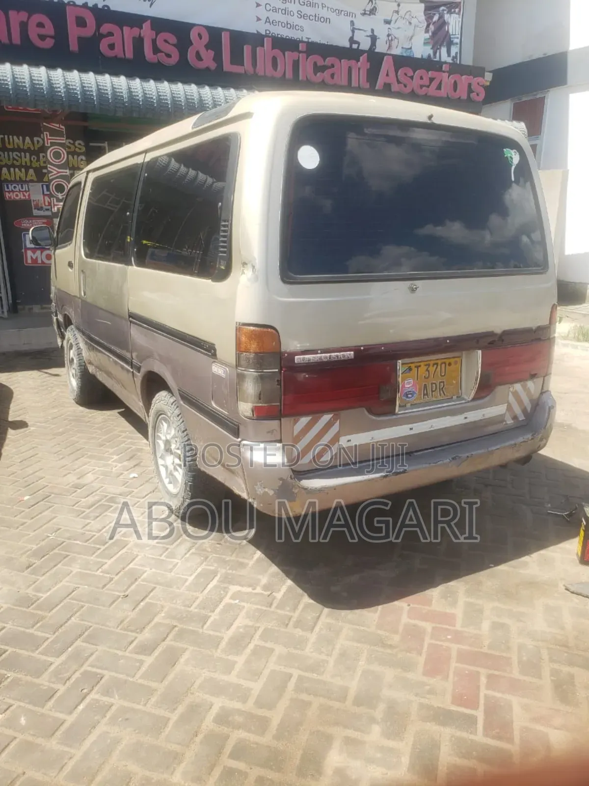 Toyota HiAce 2002 Gold