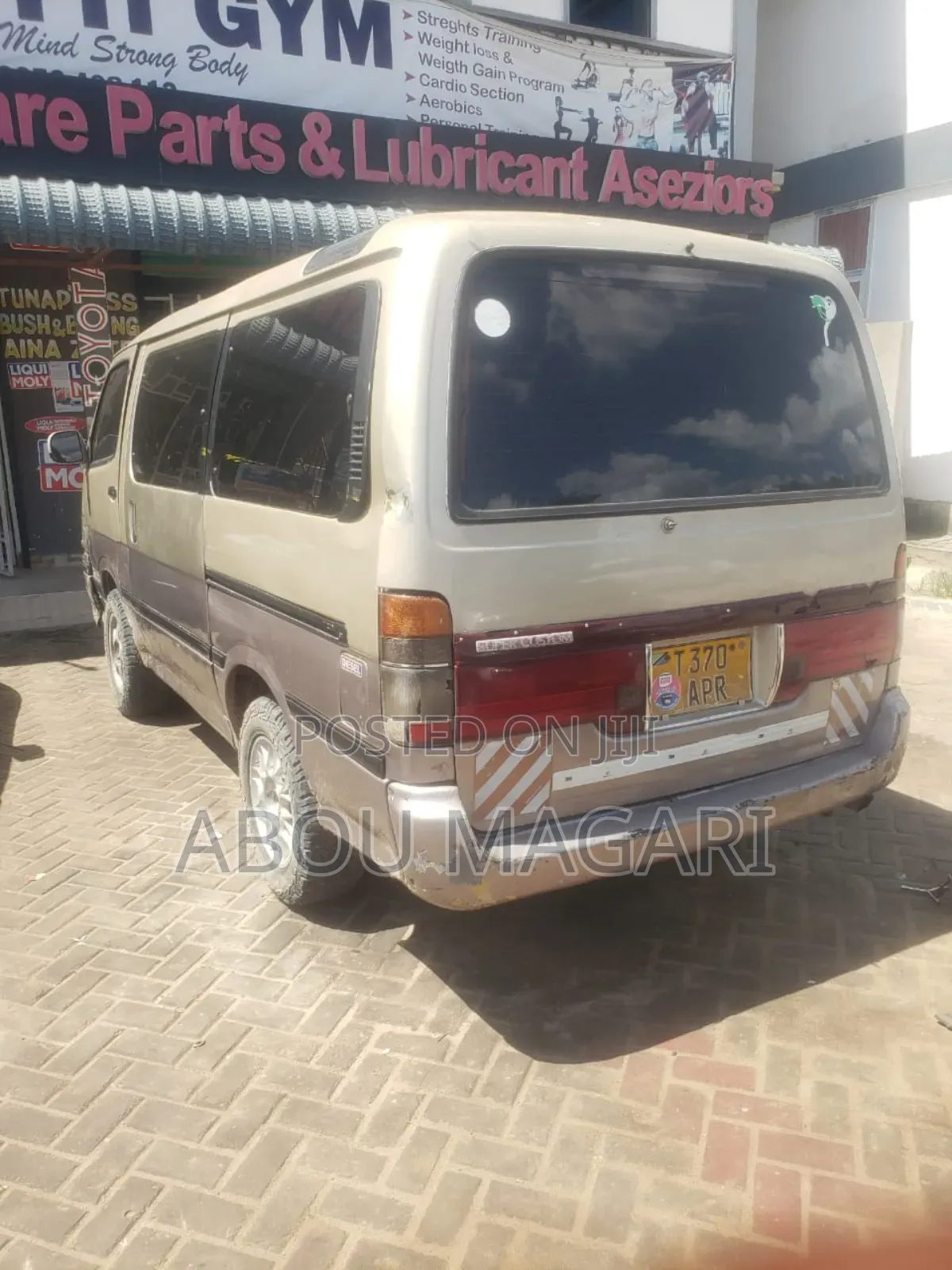 Toyota HiAce 2002 Gold