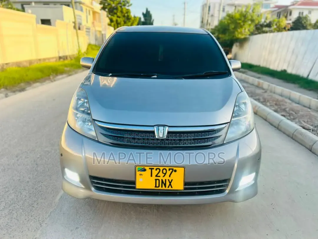 Toyota ISIS 1.8 L 2005 Silver