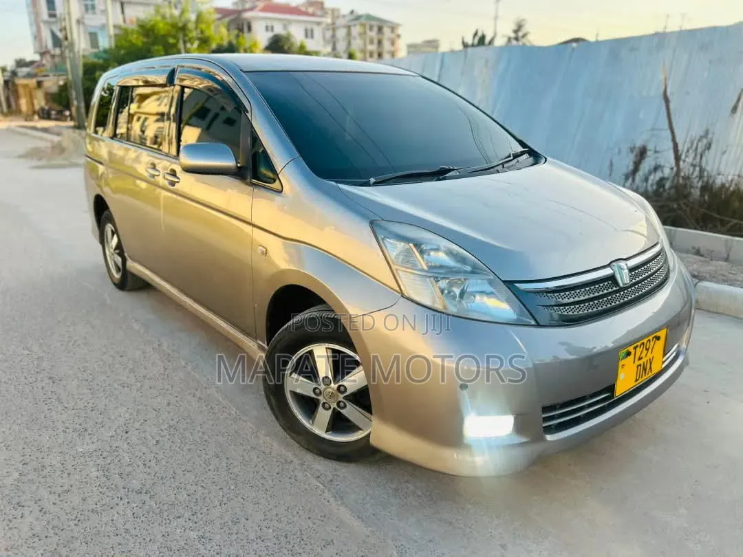 Toyota ISIS 1.8 L 2005 Silver