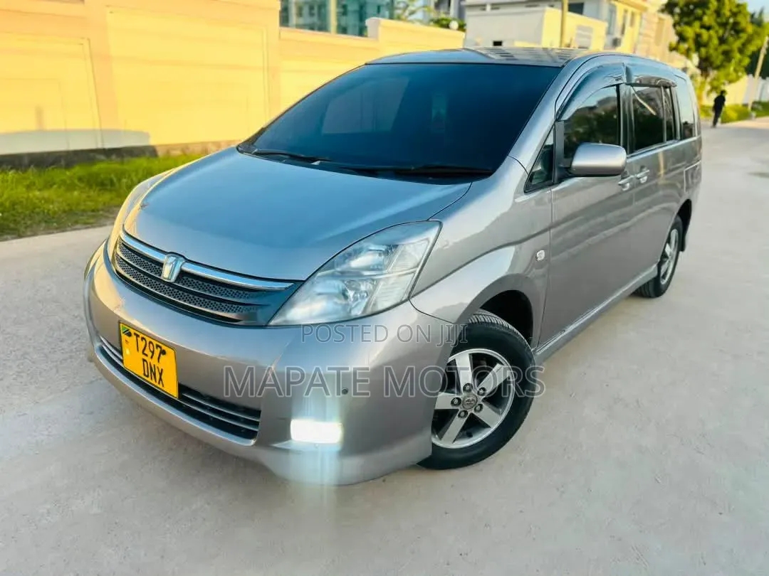 Toyota ISIS 1.8 L 2005 Silver