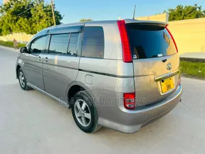 Toyota ISIS 1.8 L 2005 Silver