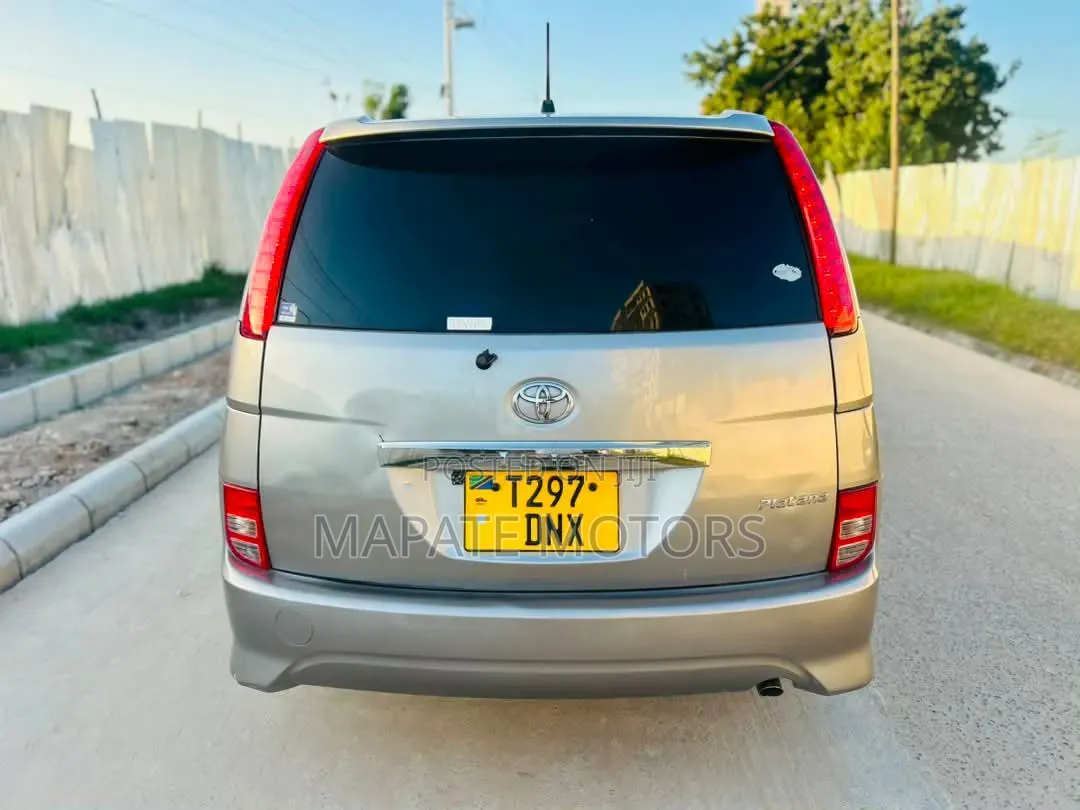 Toyota ISIS 1.8 L 2005 Silver