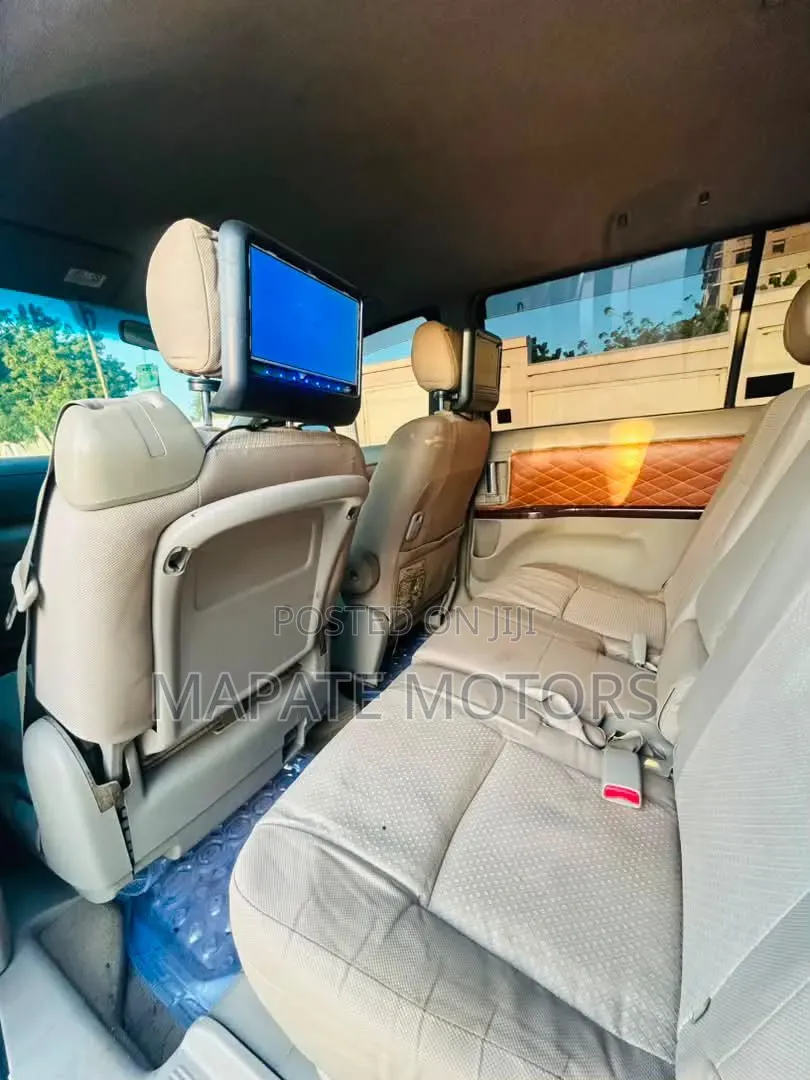 Toyota ISIS 1.8 L 2005 Silver