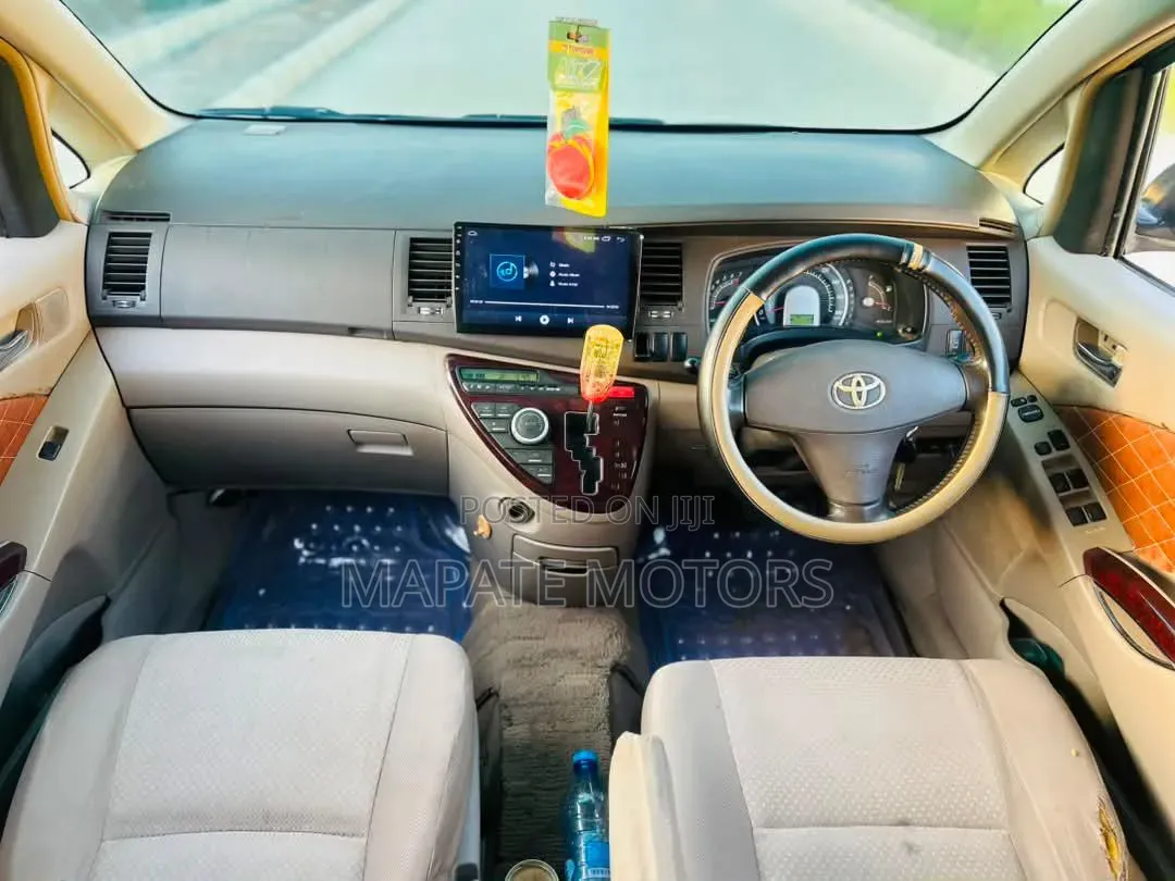 Toyota ISIS 1.8 L 2005 Silver