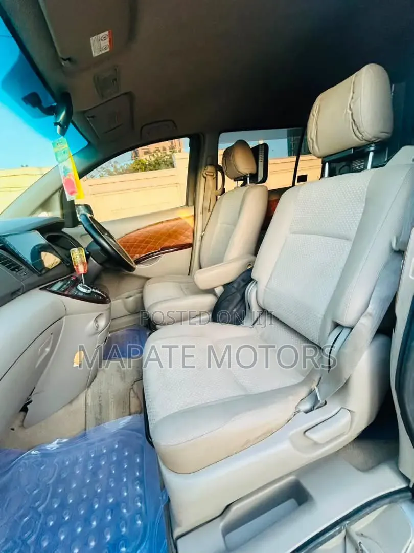 Toyota ISIS 1.8 L 2005 Silver