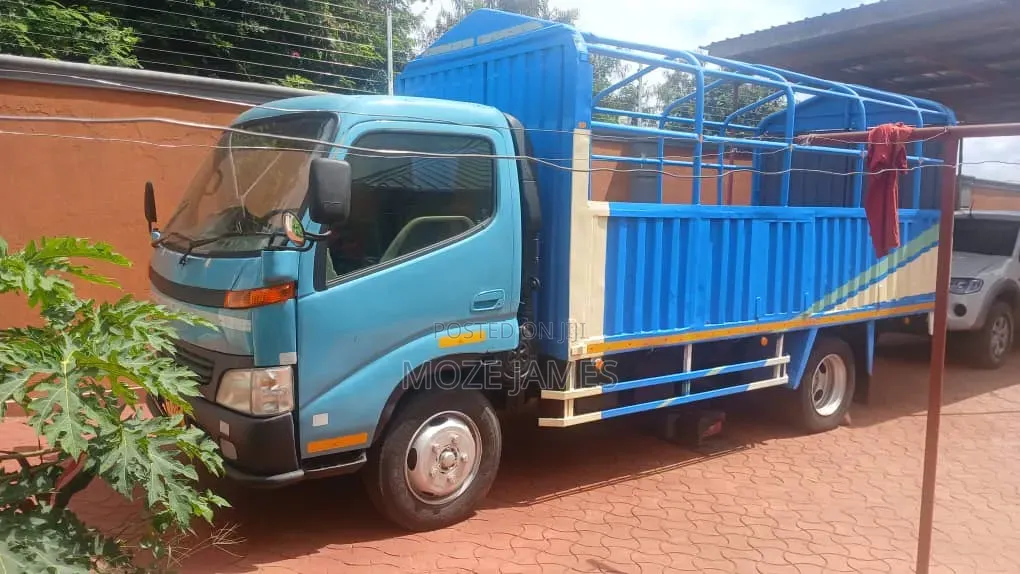 Toyota Dyna 2000 Blue