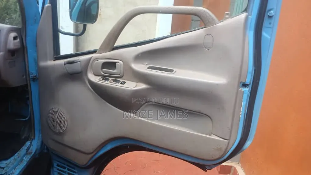 Toyota Dyna 2000 Blue