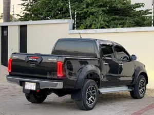 Toyota Hilux 2012 Black