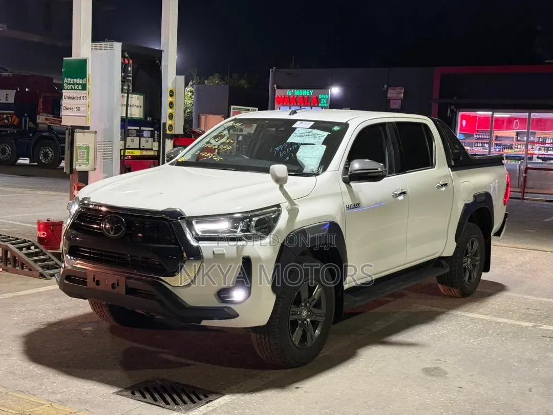Toyota Hilux 2021 White
