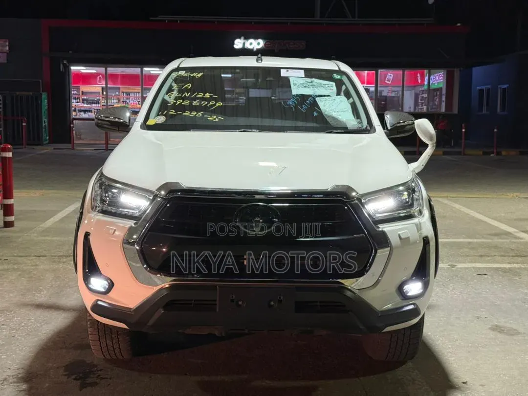 Toyota Hilux 2021 White