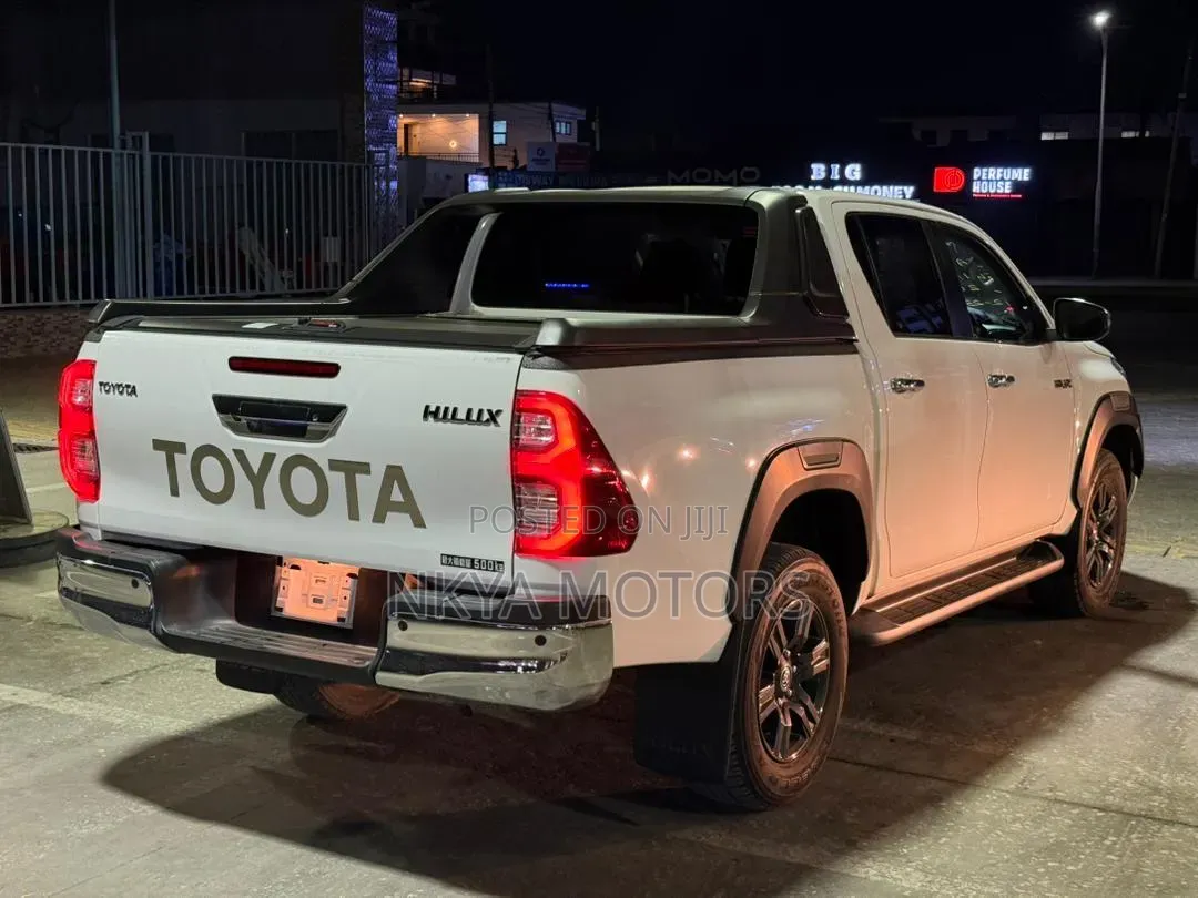 Toyota Hilux 2021 White