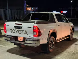 Toyota Hilux 2021 White