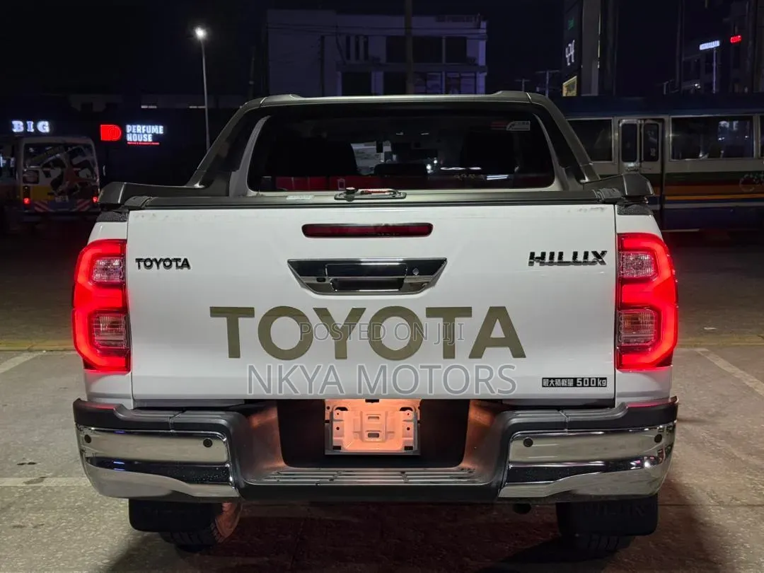 Toyota Hilux 2021 White