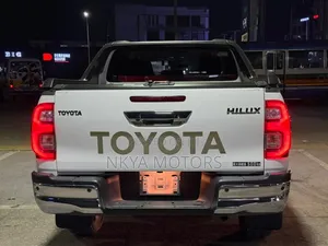 Toyota Hilux 2021 White
