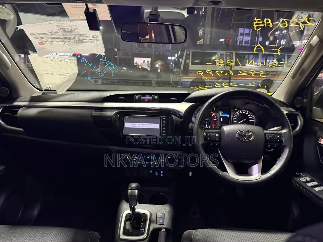 Toyota Hilux 2021 White