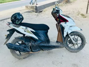 Honda CB 2025 Silver