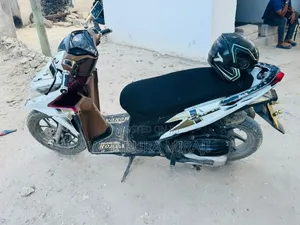 Honda CB 2025 Silver