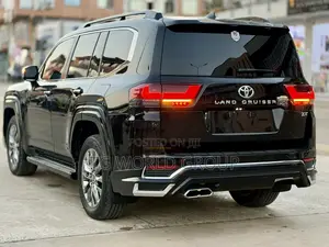 Toyota Land Cruiser LC300 2024 Black