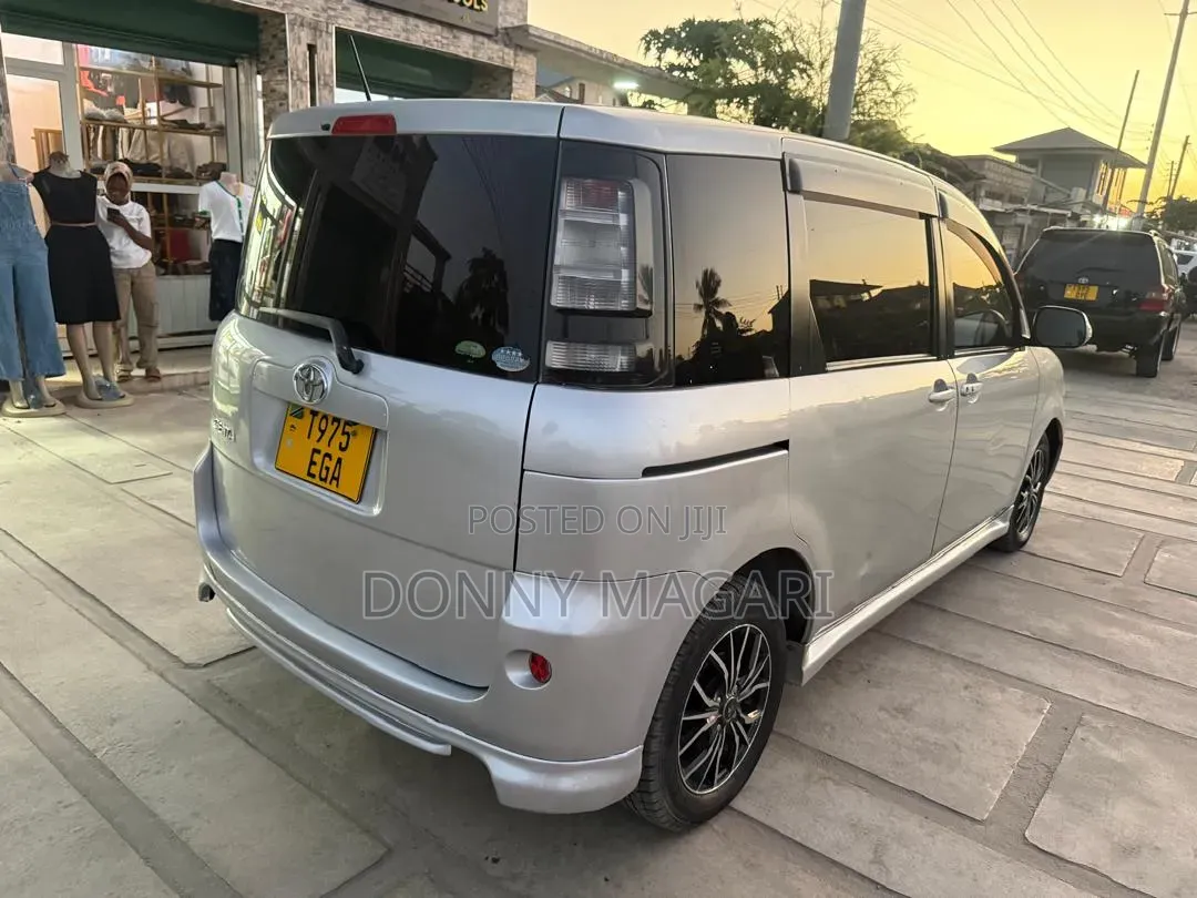 Toyota Sienta 2013 Silver